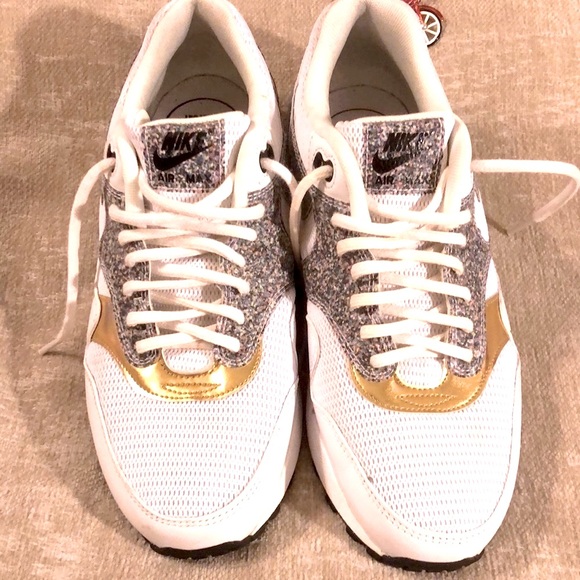 Nike Air Max 1 SE.    Like New Condition - Picture 2 of 9